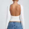Elli Modal top met hoge hals, lange mouwen en open rug in wit