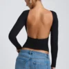 Elli Modal top met hoge hals, lange mouwen en open rug in zwart