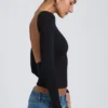 Elli Modal top met hoge hals, lange mouwen en open rug in zwart