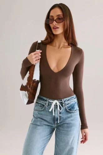 Elodie Modal Plunge body met lange mouwen in chocoladebruin