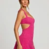 Emilion versierde mini-jurk met uitsnijdingen in fuchsia