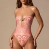 Faye bandeau-badpak met uitsnijdingen in paisleyprint
