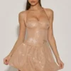 Felicity minijurk met halternek, versiering en bubbelzoom in amandelkleur