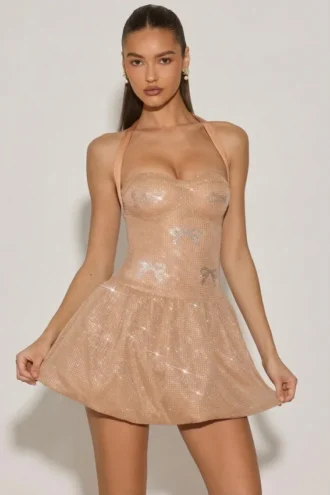 Felicity minijurk met halternek, versiering en bubbelzoom in amandelkleur