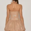 Felicity minijurk met halternek, versiering en bubbelzoom in amandelkleur
