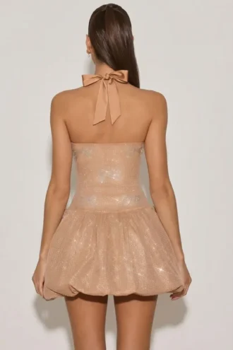 Felicity minijurk met halternek, versiering en bubbelzoom in amandelkleur