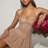 Felicity minijurk met halternek, versiering en bubbelzoom in amandelkleur