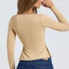 Fiora Modal top met hartvormige halslijn in zandkleur