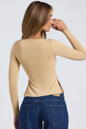 Fiora Modal top met hartvormige halslijn in zandkleur
