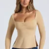 Fiora Modal top met hartvormige halslijn in zandkleur