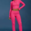 Flared broek met omgeslagen zoom en kabelpatroon in felroze