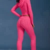 Flared broek met omgeslagen zoom en kabelpatroon in felroze