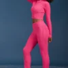 Flared broek met omgeslagen zoom en kabelpatroon in felroze