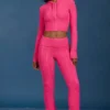 Flared broek met omgeslagen zoom en kabelpatroon in felroze