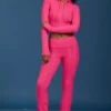 Flared broek met omgeslagen zoom en kabelpatroon in felroze