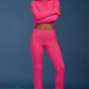 Flared broek met omgeslagen zoom en kabelpatroon in felroze