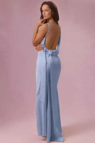 Florienne satijnen gedrapeerde bruidsmeisjesjurk in poederblauw