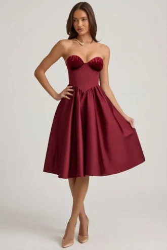 Gabrielle strapless midi-jurk met korset in wijnrood