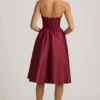 Gabrielle strapless midi-jurk met korset in wijnrood