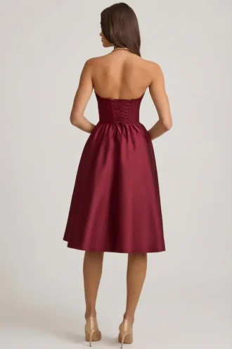 Gabrielle strapless midi-jurk met korset in wijnrood