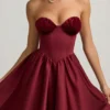 Gabrielle strapless midi-jurk met korset in wijnrood
