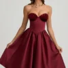 Gabrielle strapless midi-jurk met korset in wijnrood