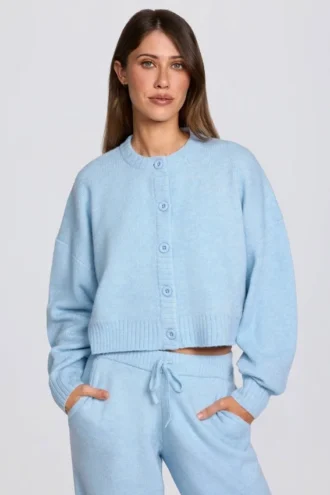Gebreid kort vest in poederblauw