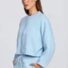 Gebreid kort vest in poederblauw