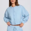 Gebreid kort vest in poederblauw