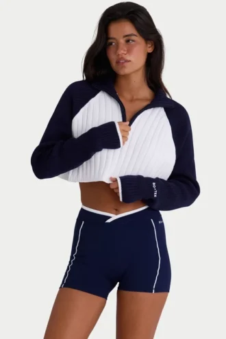 Geribde, cropped trui met kwartritssluiting in klassiek marineblauw