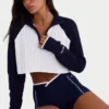 Geribde, cropped trui met kwartritssluiting in klassiek marineblauw