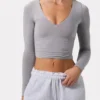 Gerimpelde crop top met lange mouwen in grijs