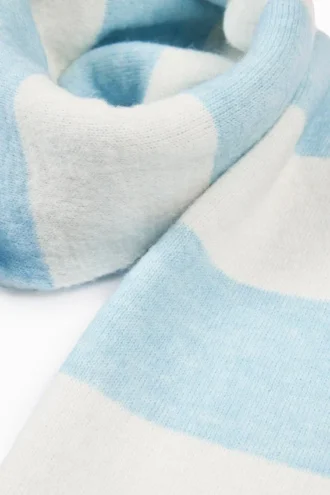 Gestreepte gebreide sjaal in poederblauw