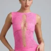 Gracie versierde top met vetersluiting en hoge hals in bubblegumroze