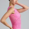 Gracie versierde top met vetersluiting en hoge hals in bubblegumroze