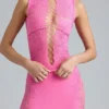 Gracie versierde top met vetersluiting en hoge hals in bubblegumroze