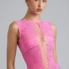 Gracie versierde top met vetersluiting en hoge hals in bubblegumroze