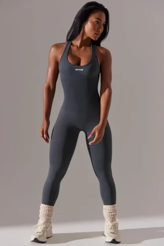 Grijze jumpsuit met uitsnijdingen over de hele lengte