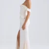 Hemera off-shoulder jurk met ruches in ivoor
