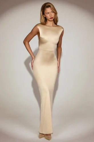 Hivera satijnen maxi-jurk met boothals en gedraaide rug in champagne
