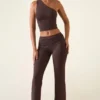Hollis Mid-Rise Straight-Leg Broek in Chocoladebruin