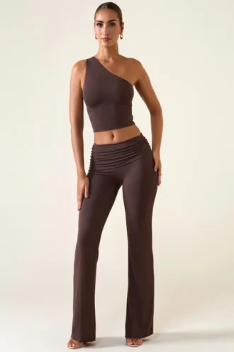 Hollis Mid-Rise Straight-Leg Broek in Chocoladebruin
