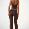 Hollis Mid-Rise Straight-Leg Broek in Chocoladebruin