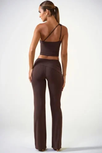 Hollis Mid-Rise Straight-Leg Broek in Chocoladebruin
