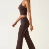 Hollis Mid-Rise Straight-Leg Broek in Chocoladebruin