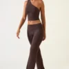 Hollis Mid-Rise Straight-Leg Broek in Chocoladebruin