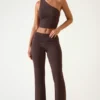 Hollis Mid-Rise Straight-Leg Broek in Chocoladebruin