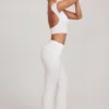 Hollis Mid-Rise Straight Leg Trousers in wit