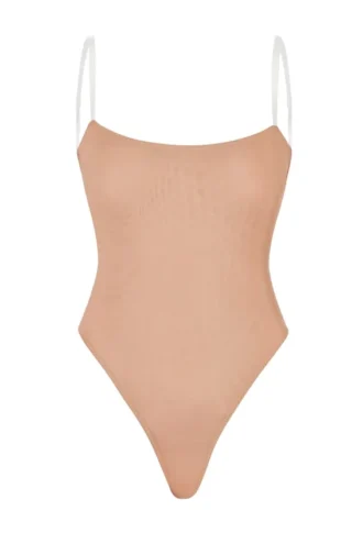 Intimates Body’s met onzichtbare bandjes en string van zacht mesh in Warm Peach