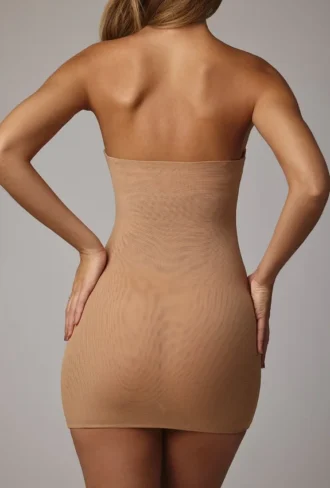 Intimates zachte, doorschijnende bandeau-minislipjurk van mesh in amandel